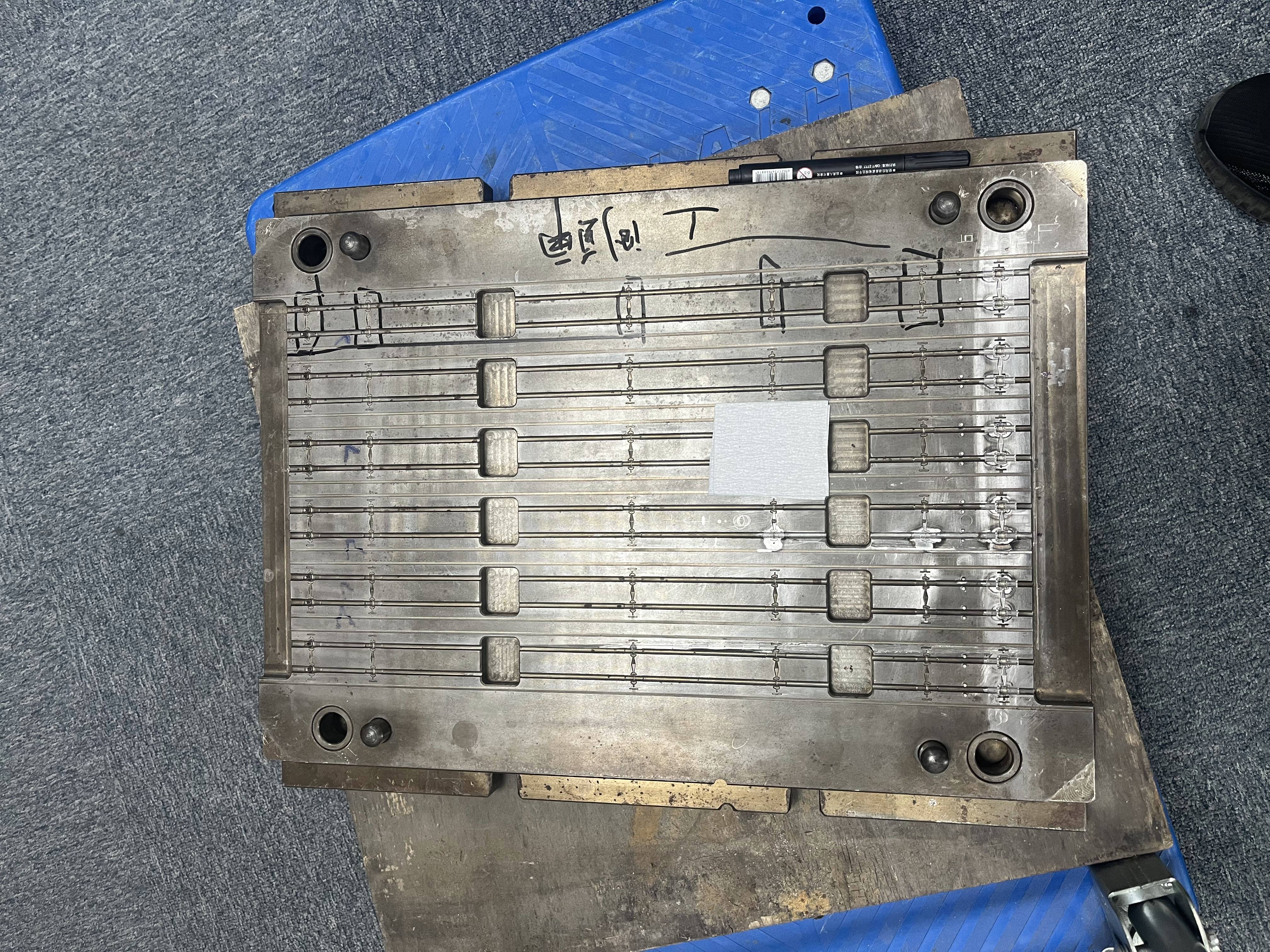 大型包胶模具结构设计与校验